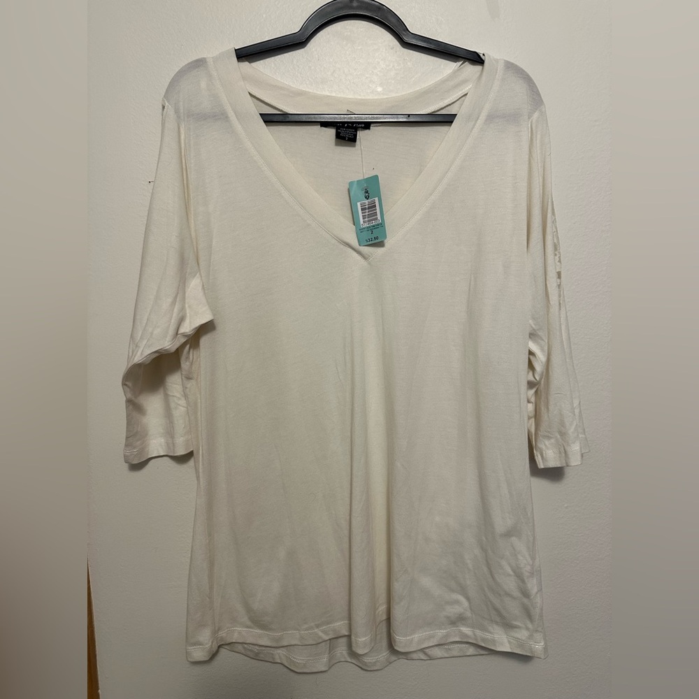 Twist Tees by Torrid V-Neck Short Sleeve Top with Lace on Sleeves